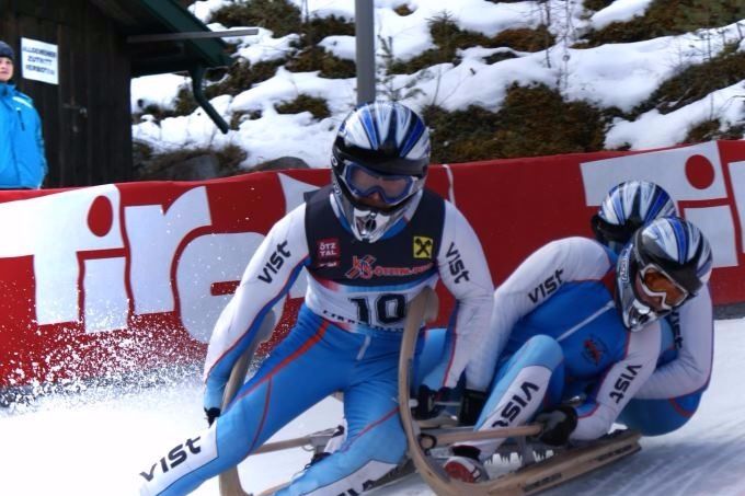 Hornschlitteln. Spektakulärer Team- Kufensport auf vereisten Naturbahnen. Laufende Resultatmeldungen finden Sie gleich untenstehend.
