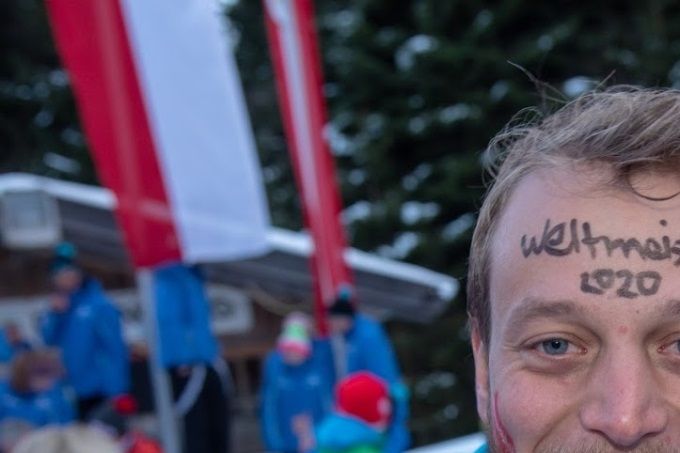 Da darf man über alle Backen strahlen! Der frischgekürte Weltmeister Maximilian Preindl (ITA) an der ISSU- WM 2020 in Hopfgarten! Photo: grubertechnik.com