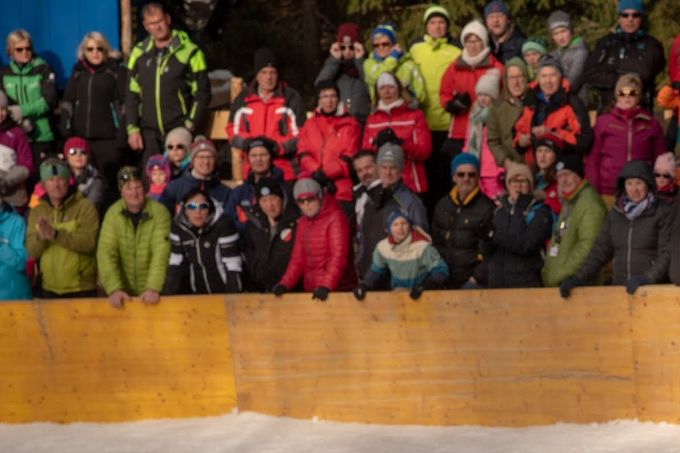 Sportrodeln: die Zuschauermenge ist jedesmal begeistert. Und oft auch froh um die Holzbanden... hier an der ISSU- WM 2020 in Hopfgarten. Photo: Grubertechnik.com